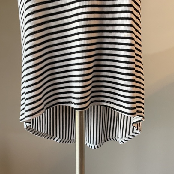 Anthropologie W5 cold shoulder women’s top. Striped High low pleat back Size L - Picture 7 of 11